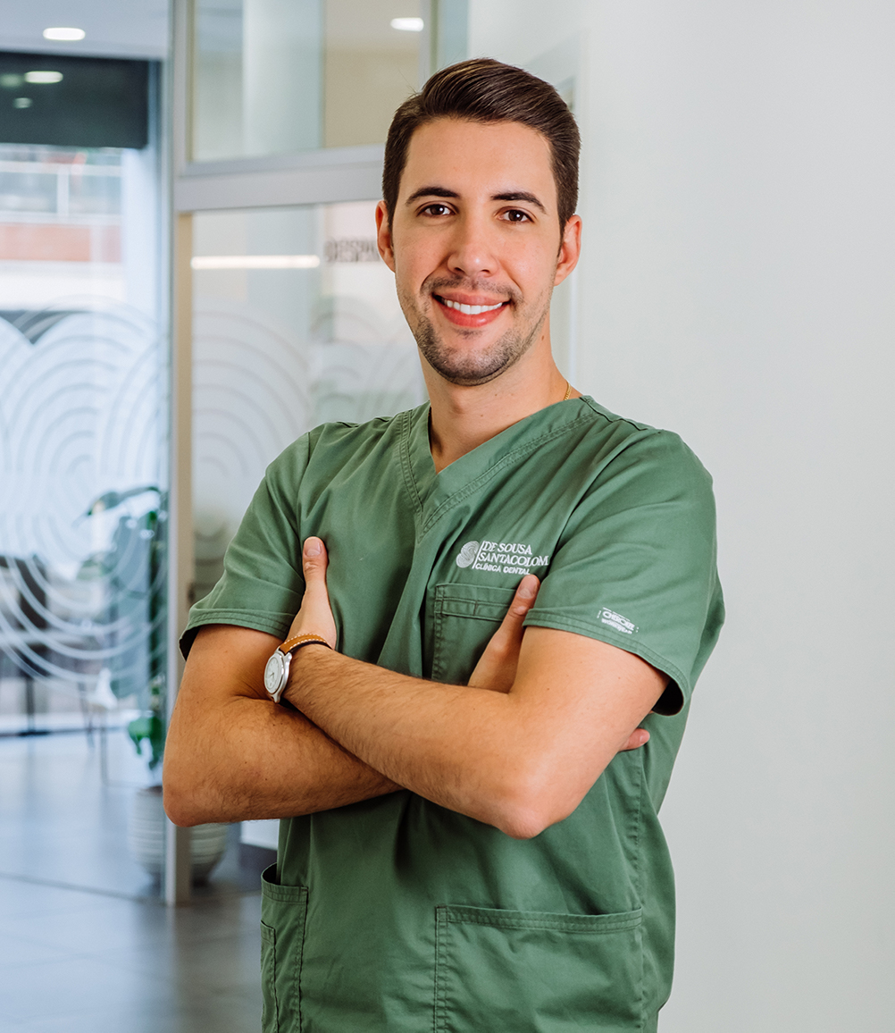 alex de sousa especialista en implantes dentales